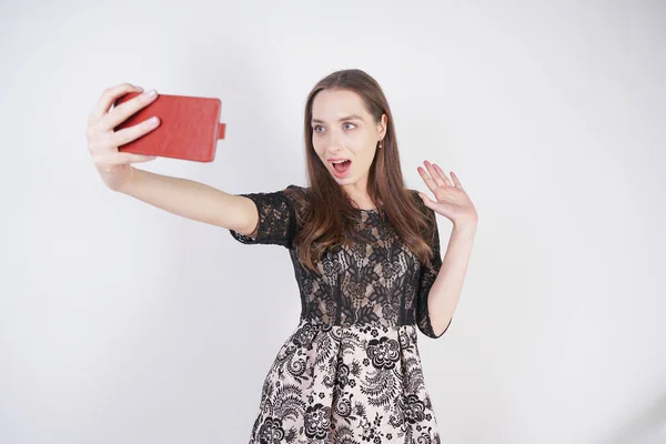 Мила Біла Дружня Дівчина Стоїть Мобільним Телефоном Руці Приймає Щасливе — стокове фото