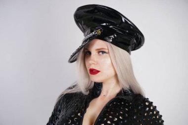 siyah catsuit seksi delikler ile giyinmiş ve stüdyo beyaz bir arka planda poz eğrileri ile acımasız moda BDSM Bayan