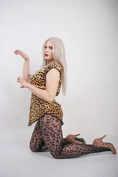 Chica Bastante Regordeta Usando Felpa Leopardo Vestido Impresión Pantimedias Negras —  Fotos de Stock