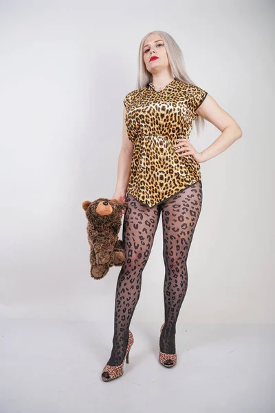 Hermosa Gordita Chica Rubia Con Labios Rojos Con Estampado Leopardo —  Fotos de Stock