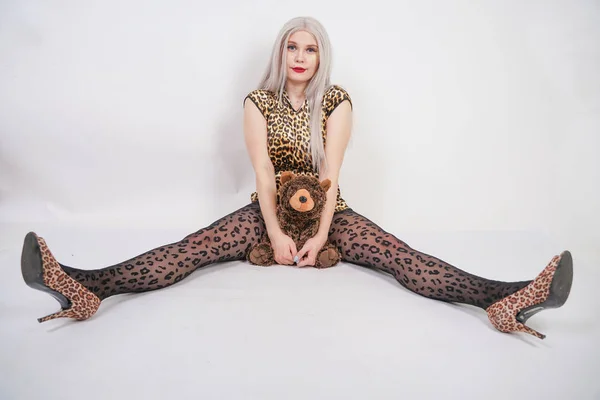 Bela Gordinha Loira Menina Com Lábios Vermelhos Vestindo Leopardo Impressão — Fotografia de Stock