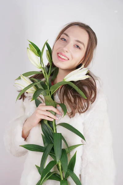 Weibliches Mädchen Weißen Pelzmantel Mit Lilienzweig Hintergrund Atelier — Stockfoto