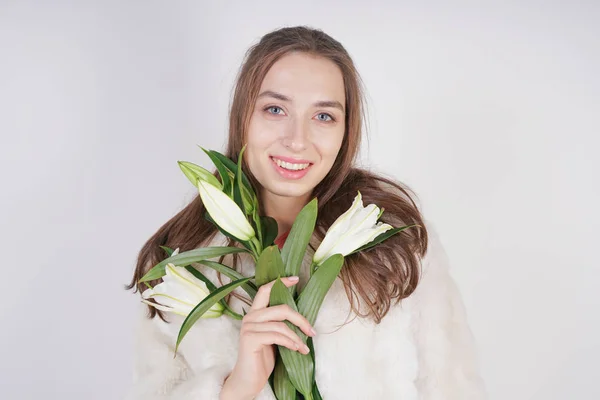 Chica Femenina Abrigo Piel Blanca Con Una Rama Lirios Fondo — Foto de Stock