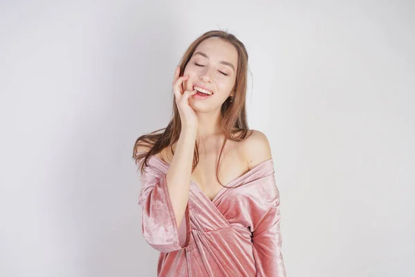 Lindo Joven Caucásico Adolescente Chica Rosa Terciopelo Vestido Pie Sonrisas — Foto de Stock