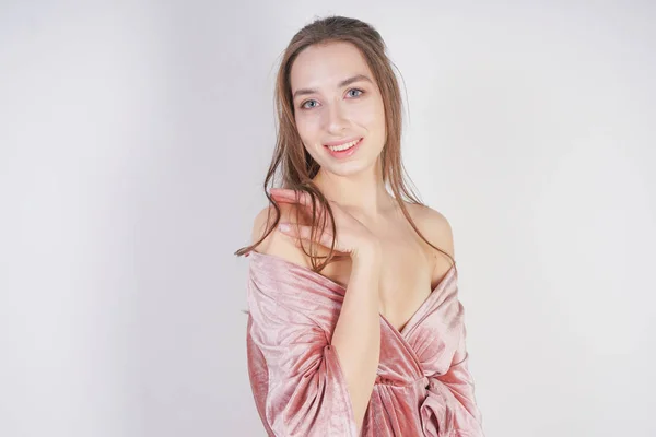 Χαριτωμένο Νεαρό Καυκάσιος Έφηβος Κορίτσι Ροζ Βελούδο Φόρεμα Στέκεται Και — Φωτογραφία Αρχείου