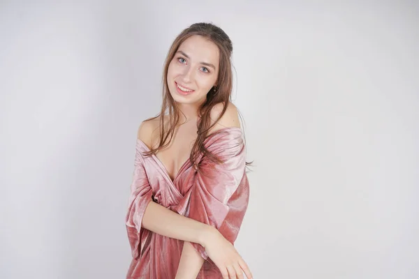 Aranyos Fiatal Kaukázusi Tinédzser Lány Rózsaszín Bársony Ruha Áll Mosolyog — Stock Fotó