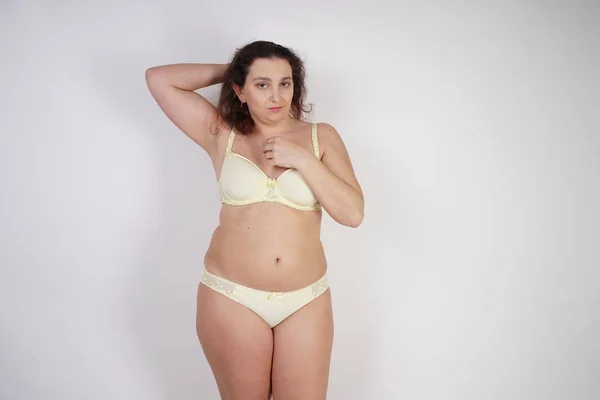 Mulher Feminina Com Corpo Size Lingerie Amarela Posando Fundo Branco — Fotografia de Stock