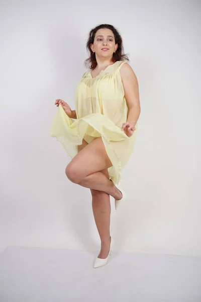 Chica Gordita Bonita Usando Ropa Interior Amarilla Moda Ama Cuerpo —  Fotos de Stock