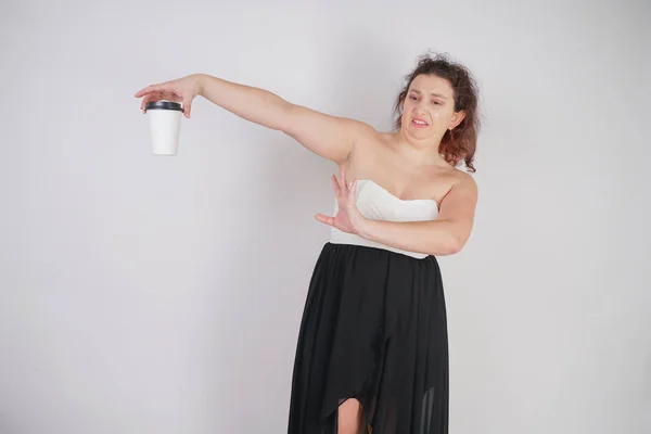 Mulher Gordinha Com Uma Xícara Papel Café Fica Está Enojado — Fotografia de Stock