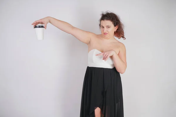 Mulher Gordinha Com Uma Xícara Papel Café Fica Está Enojado — Fotografia de Stock