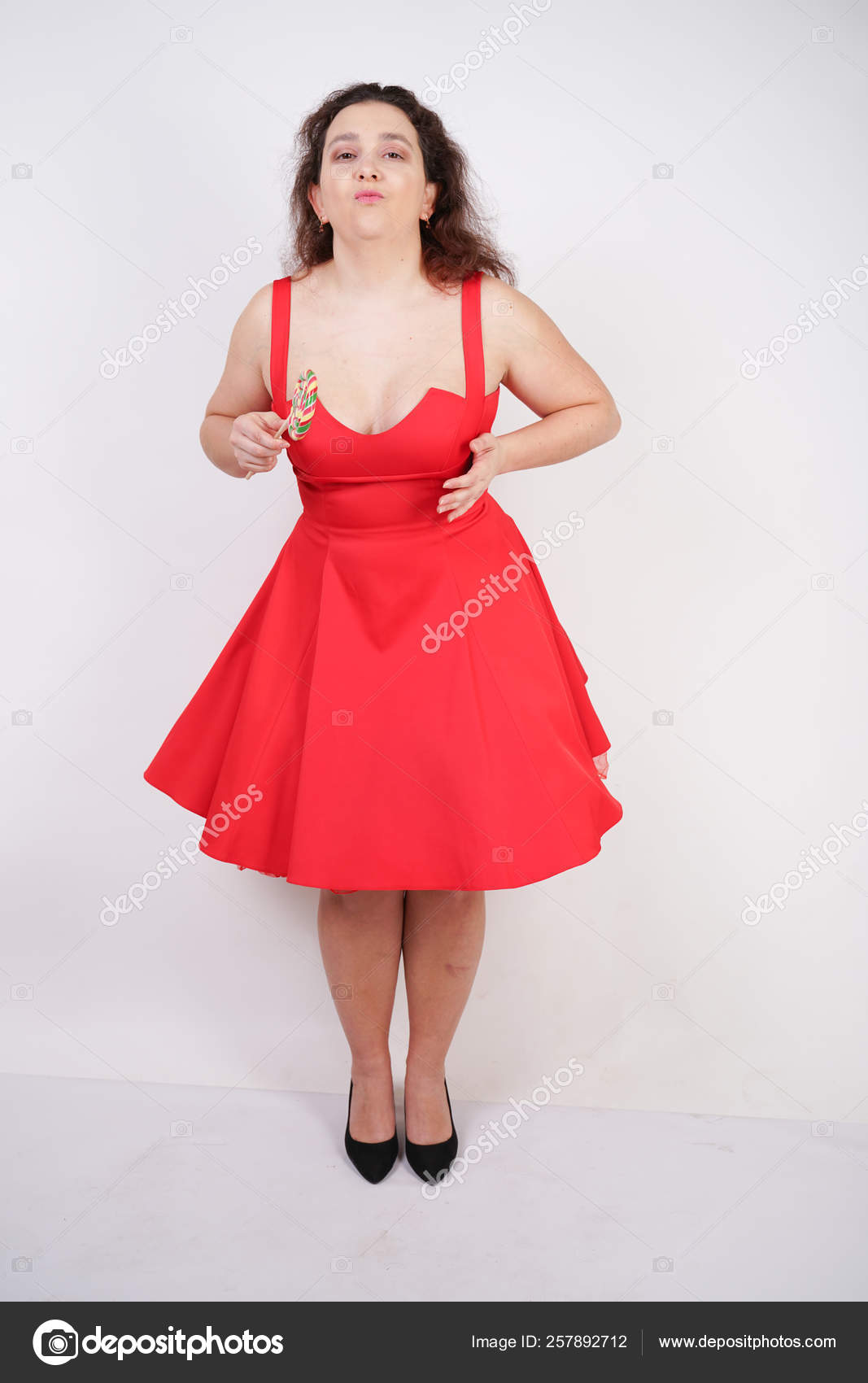 Chica Moda Bastante Gordita Usando Vestido Rojo Pinup Posando Con Foto de stock 257892712 agnadevi