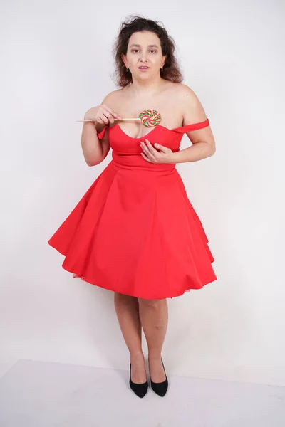 Vrij Mollig Mode Meisje Dragen Rode Pinup Jurk Poseren Met — Stockfoto