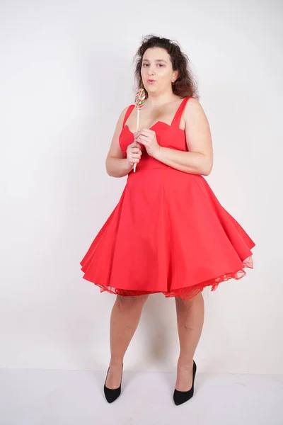 Chica Moda Bastante Gordita Usando Vestido Rojo Pinup Posando Con — Foto de Stock