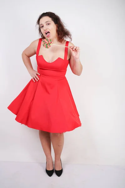 Menina Moda Muito Gordinha Vestindo Vestido Pinup Vermelho Posando Com — Fotografia de Stock