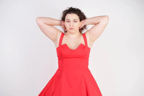 Παχουλός Γυναίκα Ένα Κόκκινο Φόρεμα Παχουλός Μοντέρνα Κορίτσι Στέκεται Λευκό — Φωτογραφία Αρχείου