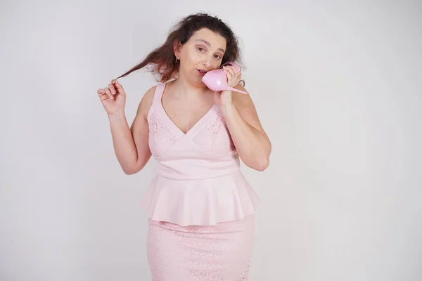 Эмоциональная Пухлая Женщина Розовом Платье Говорить Сплетни Обувь Телефону Белом — стоковое фото
