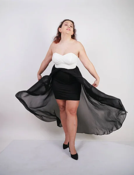 Encantador Gordito Feliz Mujer Pie Vuelo Vestido Noche Sobre Fondo — Foto de Stock