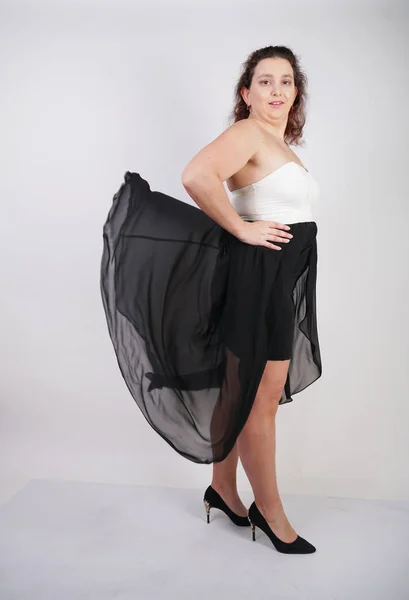 Encantador Gordito Feliz Mujer Pie Vuelo Vestido Noche Sobre Fondo — Foto de Stock