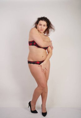 kadın haklarının ihlali ve saldırganlık girişimi. bir kadın saldırgan ve şiddet elleri ile kendini savunur.