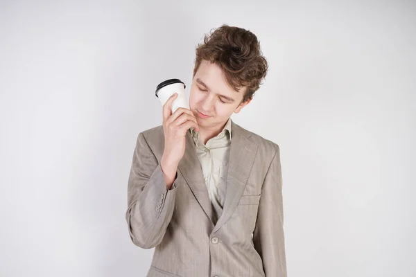 Adolescente Cansado Traje Negocios Gris Con Papel Taza Café Mano — Foto de Stock