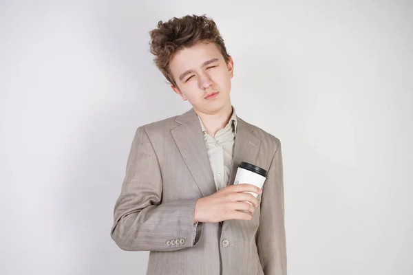 Vermoeide Tiener Jongen Grijs Business Suit Met Papier Kopje Koffie — Stockfoto