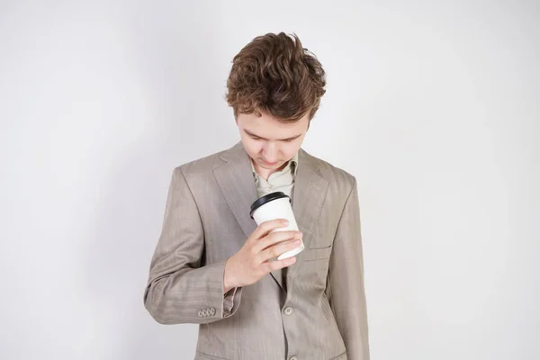 Adolescente Cansado Traje Negocios Gris Con Papel Taza Café Mano — Foto de Stock