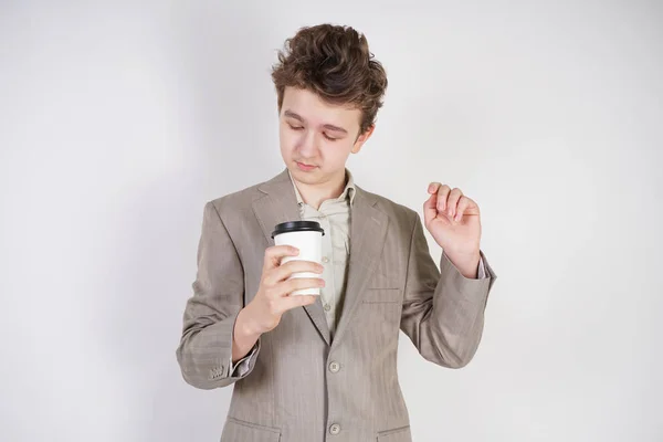 Adolescente Cansado Traje Negocios Gris Con Papel Taza Café Mano — Foto de Stock