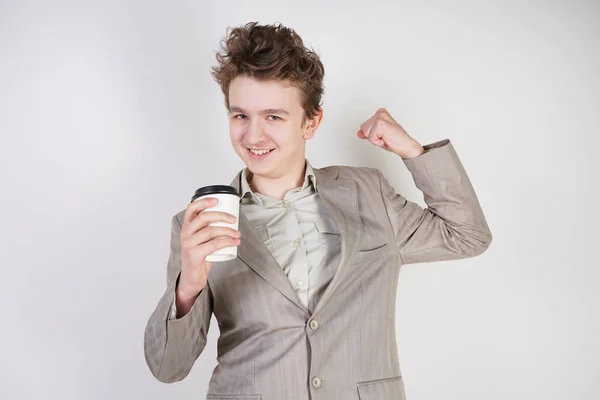 Joven Hombre Caucásico Traje Negocios Con Una Taza Bebida Mano — Foto de Stock