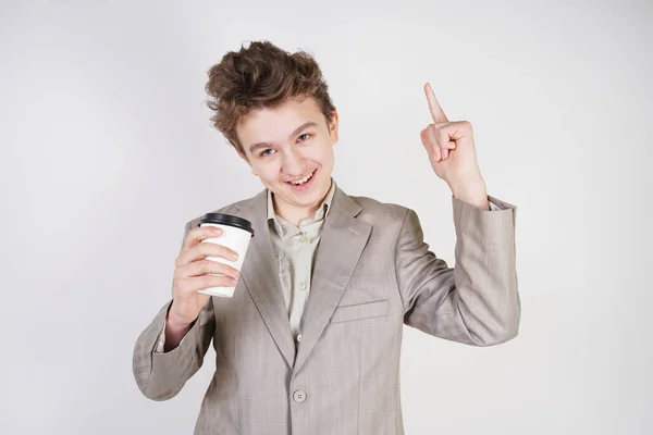 Tiener Man Grijze Business Suit Met Papier Kopje Koffie Hand — Stockfoto