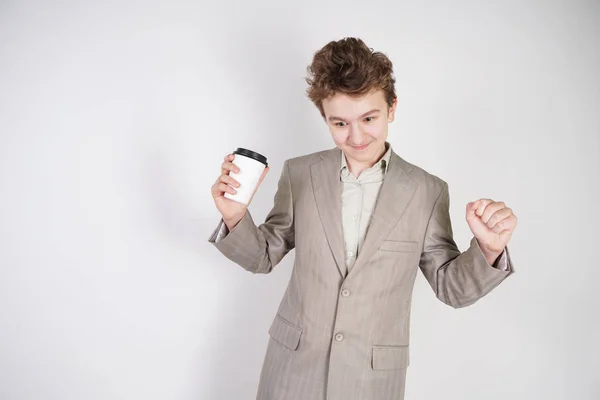 Adolescente Maschio Abito Lavoro Grigio Con Carta Tazza Caffè Mano — Foto Stock