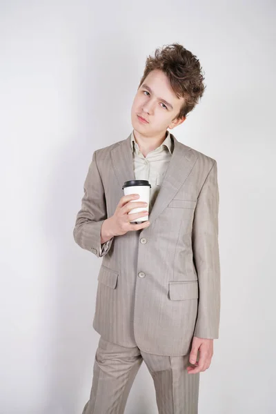 Tiener Man Grijze Business Suit Met Papier Kopje Koffie Hand — Stockfoto