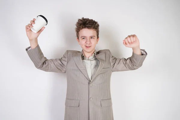 Adolescente Macho Traje Negocios Gris Con Papel Taza Café Mano — Foto de Stock