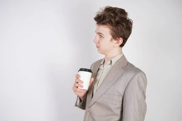 Tiener Man Grijze Business Suit Met Papier Kopje Koffie Hand — Stockfoto