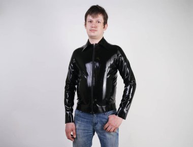 Studio beyaz arka plan üzerinde şık lateks kauçuk fetiş giysiler giymiş Kafkas nerd tombul adam