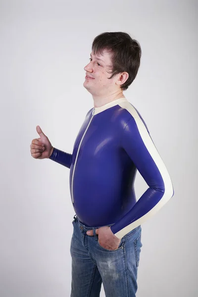 Kaukasischer Nerd Molliger Mann Modischer Latex Gummi Fetischkleidung Auf Weißem — Stockfoto