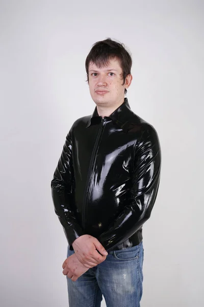 Kaukasischer Nerd Molliger Mann Modischer Latex Gummi Fetischkleidung Auf Weißem — Stockfoto