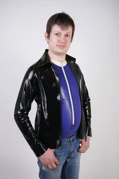 Kaukasische Nerd Mollige Man Gekleed Modieuze Latex Rubber Fetish Kleren — Stockfoto