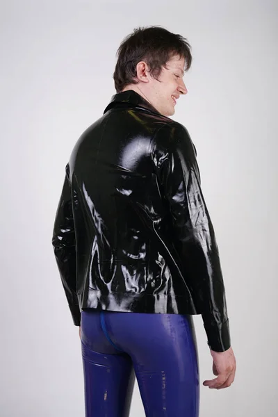Καυκάσιος Σπασίκλας Παχουλός Άνθρωπος Ντυμένος Μοντέρνο Λατέξ Καουτσούκ Φετίχ Ρούχα — Φωτογραφία Αρχείου
