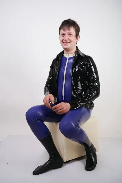 Kaukasische Nerd Mollige Man Gekleed Modieuze Latex Rubber Fetish Kleren — Stockfoto