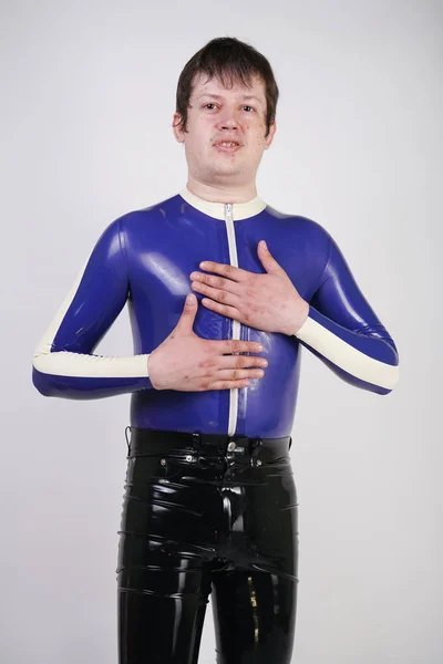 Kaukasischer Nerd Molliger Mann Modischer Latex Gummi Fetischkleidung Auf Weißem — Stockfoto