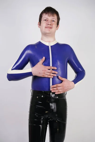 Kaukasischer Nerd Molliger Mann Modischer Latex Gummi Fetischkleidung Auf Weißem — Stockfoto