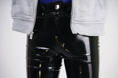 Studio beyaz arka plan üzerinde şık lateks kauçuk fetiş giysiler giymiş Kafkas nerd tombul adam