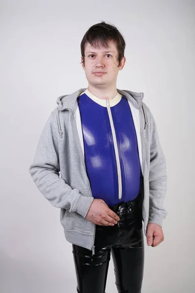 Kaukasische Nerd Mollige Man Gekleed Modieuze Latex Rubber Fetish Kleren — Stockfoto