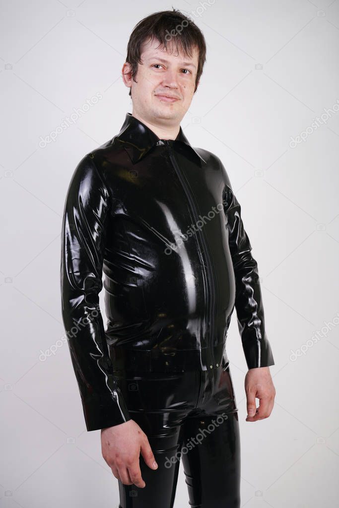 Caucasico Nerd Gordito Hombre Vestido Con Ropa Fetiche Goma Latex Foto de stock agnadevi 260233228