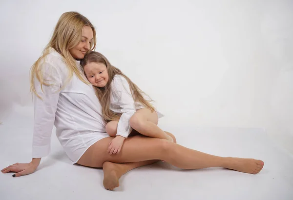 Real Family Caucasian Mother Daughter White Shirts Studio Background Isolated — Stock Photo, Image