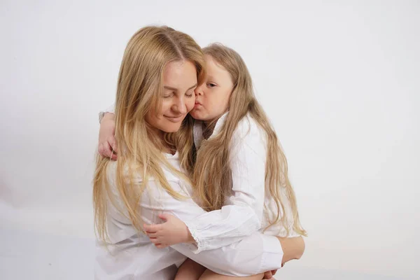 Familia Real Madre Hija Caucásicas Camisas Blancas Fondo Del Estudio — Foto de Stock