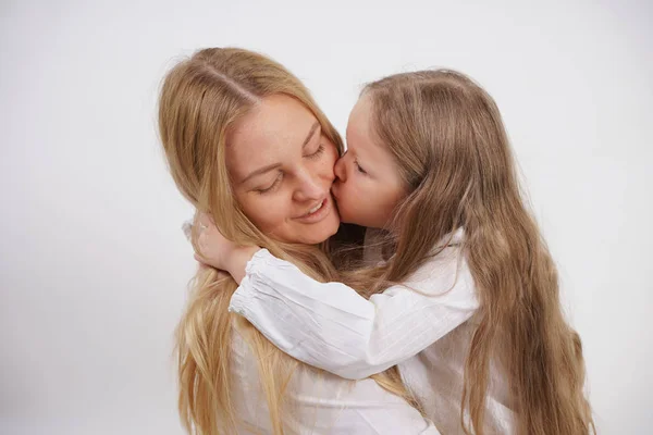 Família Real Mãe Filha Caucasiana Camisas Brancas Fundo Estúdio Isolado — Fotografia de Stock