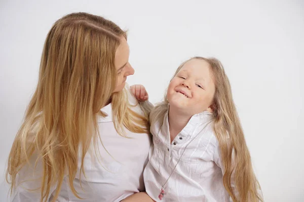 Família Real Mãe Filha Caucasiana Camisas Brancas Fundo Estúdio Isolado — Fotografia de Stock