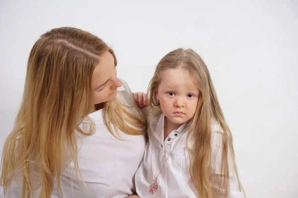 Família Real Mãe Filha Caucasiana Camisas Brancas Fundo Estúdio Isolado — Fotografia de Stock