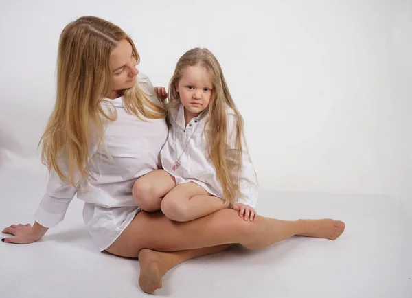 Verdadeira Família Mãe Filha Caucasiana Camisas Brancas Fundo Estúdio — Fotografia de Stock